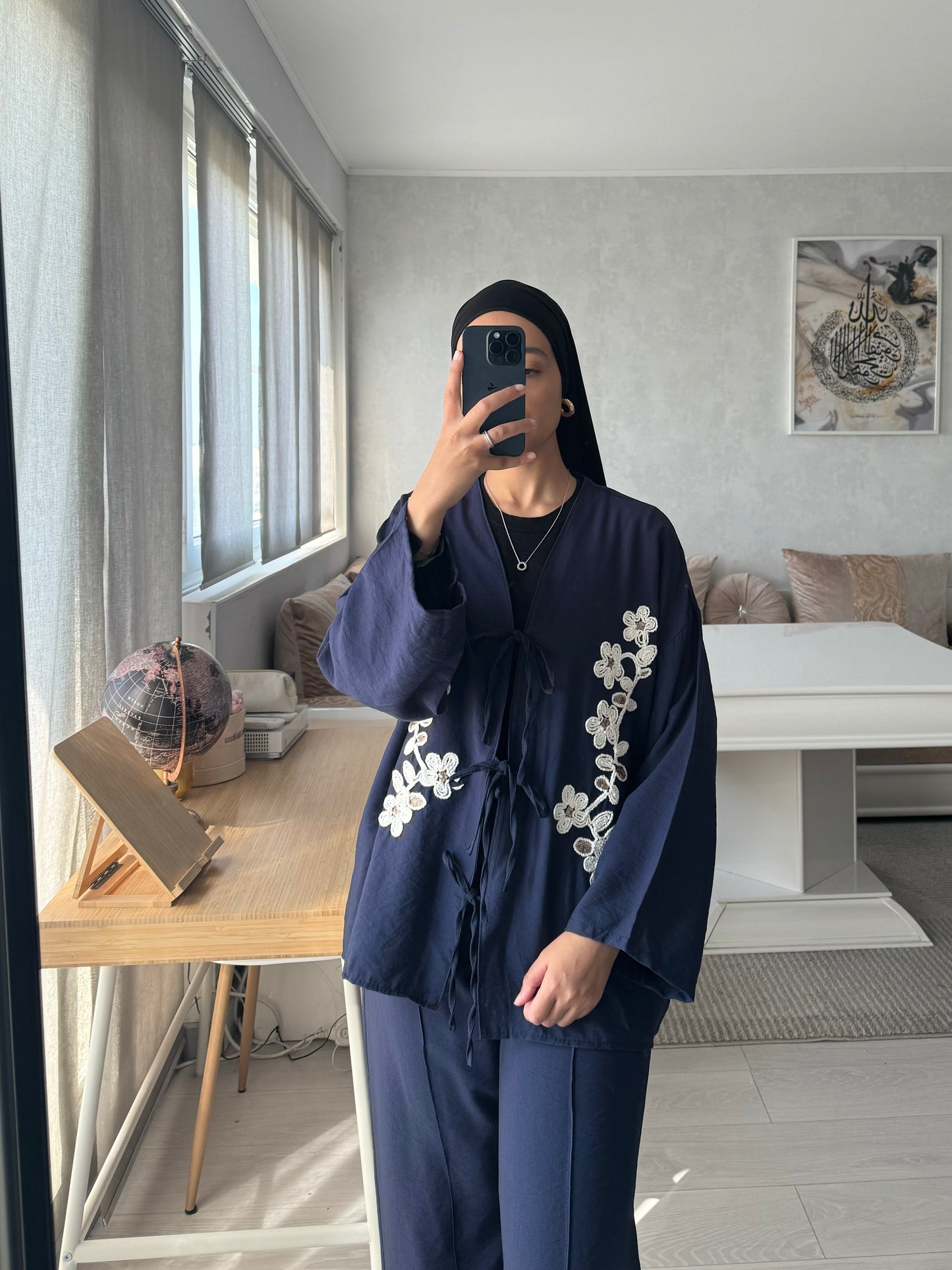 Ensemble modeste brodé bleu marine