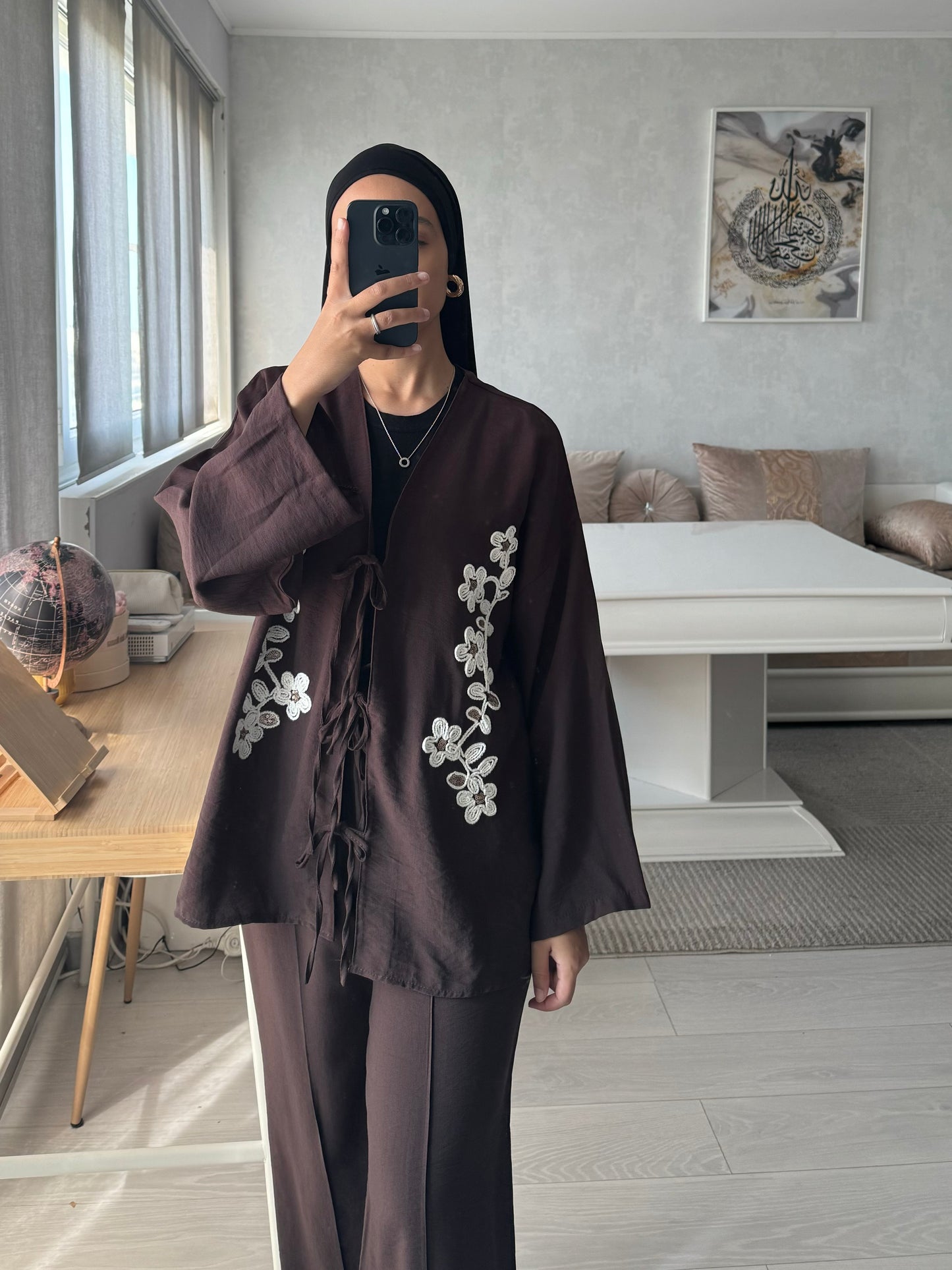 Ensemble modeste brodé marron