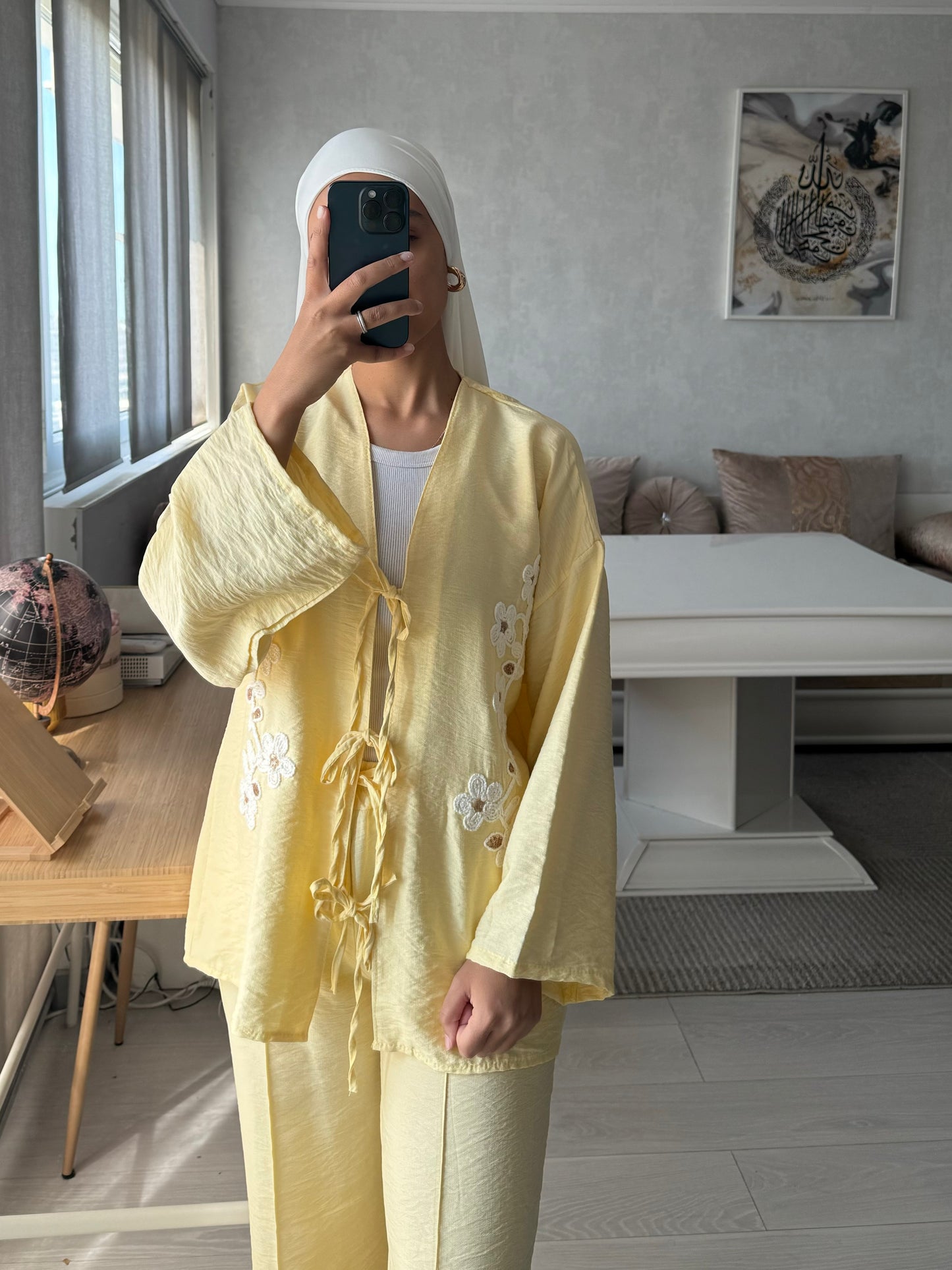 Ensemble modeste brodé jaune