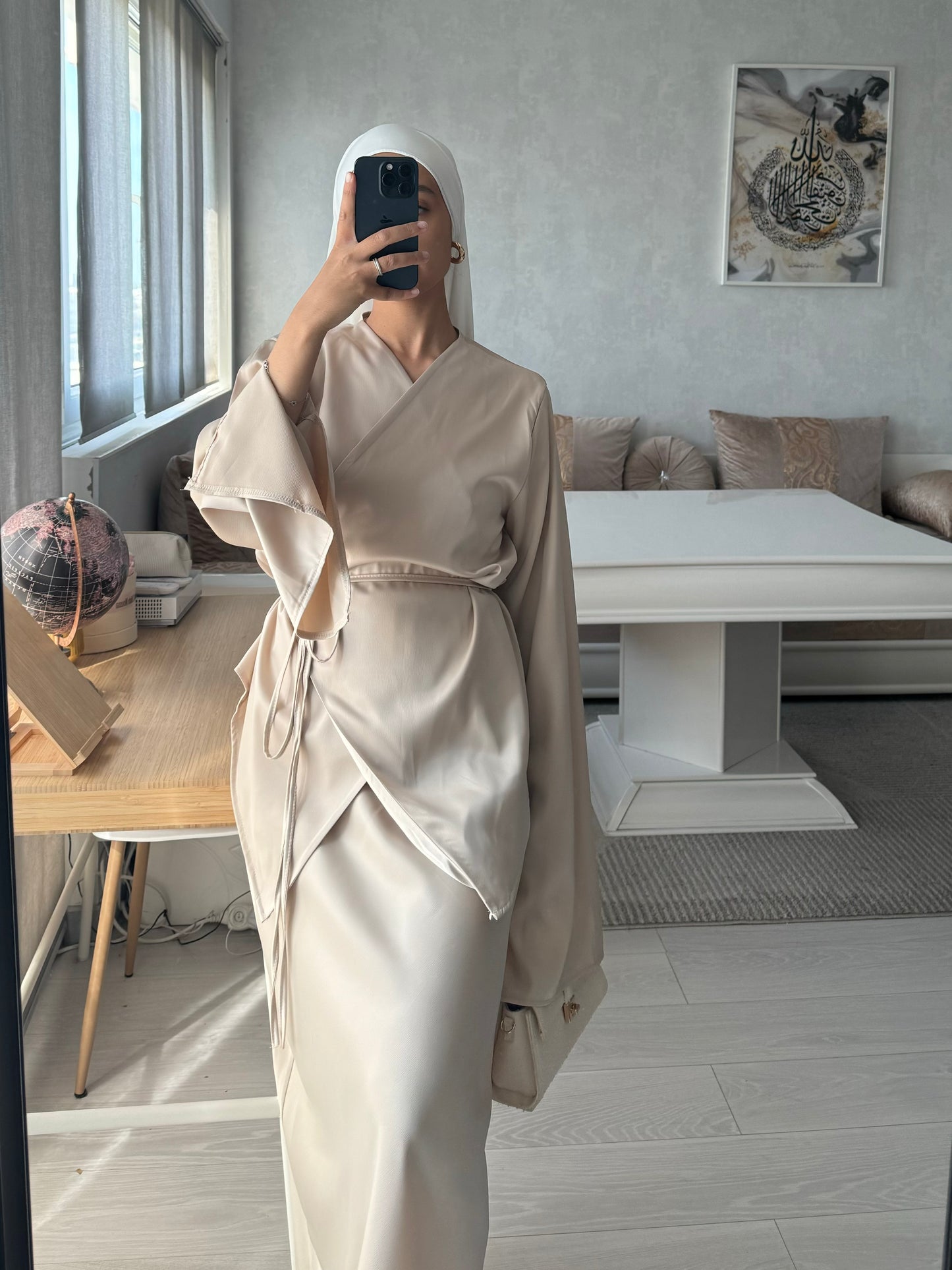 Ensemble beige blouse et jupe en satin